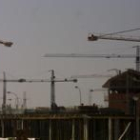 Vista de un edificio en construcción en uno de los polígonos residenciales de la capital leonesa