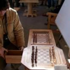 Un participante en la muestra exhibe su tablero de ajedrez