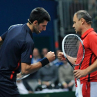 Novak Djokovic choca el puño con su ya extrenador, Marian Vajda, el pasado 5 de mayo en una exhibición en Bratislava.