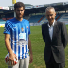 Néstor Salinas junto al director deportivo de la Ponferradina, en el acto de presentación. FROC