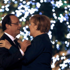 Hollande saluda a la canciller Merkel a su llegada al despacho en el Palacio del Elíseo.