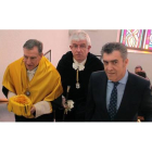 El Consejero de Educaci—ón, Juan JosŽ Mateos(I), el rector Miguel Ángel Hermida  y el presidente de la Fele, Javier Cepedano, se dirigen al acto institucional de la ULE
