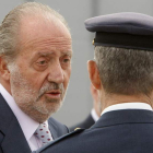 Juan Carlos I conversa con un alto mando de defensa en una fotografía de archivo. MANUEL DE LEÓN