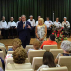 El alcalde felicita la fiesta a residentes y trabajadores. DL