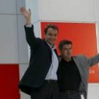 Rodríguez Zapatero abraza a Francisco Fernández en un mitin de la reciente campaña electoral