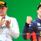 El australiano Daniel Ricciardo (Red Bull) celebra su victoria en China al subir al podio, ante el aplauso de Valtteri Bottas (Mercedes), segundo.