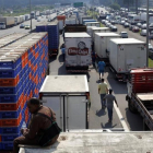 Una multitud de camiones bloquea la circulación en Duque de Caixas, cerca de Río de Janeiro.