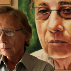 Cuevas, colaborador de Diario de León, ante un retrato suyo. DL