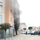 El fuego en el bajo dejó una columna de humo. DL