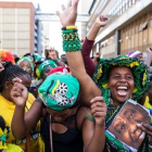 Simpatizantes del CNA esperan el discurso del presidente Ramaphosa tras la victoria electoral en Johannesburgo (Sudáfrica).