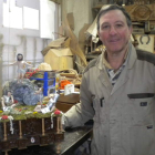 Jesús Fernández posa en su taller de restauración de San Mamés con su última obra.