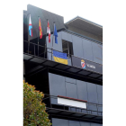 Banderas en la fachada del Consejo Comarcal. ANA F. BARREDO