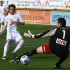 Ferrán, en la imagen batiendo a Zigor, no podrá jugar mañana ante el Mirandés por sanción.