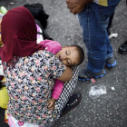 Una mujer iraquí duerme a su bebé en la estación de Múnich.