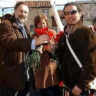 Álvaro Cuesta, reparte flores en el mercado de Trobajo del Camino