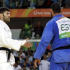 El judoca israelí Or Sasson trata de dar la mano, sin éxito, al egipcio Islam El Shehaby tras derrotarle en los Juegos de Río.