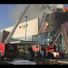 A escasos días de que se cumpla un año desde la inaguración del centro comercial Espacio León, un aparatoso incendio destroza la cúpula central del edicifio.