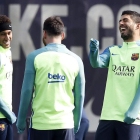 La victoria en el clásico ha devuelto la sonrisa a la plantilla del Barcelona. ALBERTO ESTÉVEZ