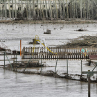 El parque infantil junto al Órbigo, en Cebrones, en medio del agua.