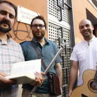 El narrador Manuel Ferrero y los músicos del dúo Tarna, a la puerta de la cripta de Cascalerías.