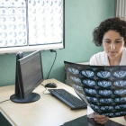 La oncóloga Cristina Saura analiza unas mamografías en el Hospital del Vall d'Hebron.