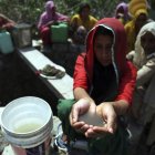 Una mujer muestra el agua sucia de un pozo de Padal. JAIPAL SINGH