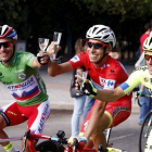 Aru (c), "Purito (i) y el polaco Majka (d), primero, segundo y tercero en la Vuelta Ciclista a España, durante la última etapa.