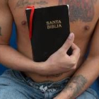 Un pandillero posa con la Biblia