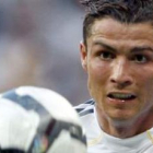 El delantero portugués del Real Madrid, Cristiano Ronaldo, mira con fijeza un balón en un partido re