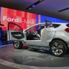 Vista del modelo « S-Max» de Ford dentro del salón del Automóvil de París