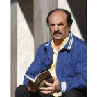 Cecilio Bravo Bravo, con el poemario.