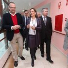 La consejera de Familia y el alcalde de Carracedelo (centro), con los responsables de la empresa que gestiona la residencia.