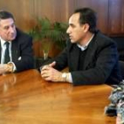 Vázquez, Perandones y Pérez en el recibimiento en el Ayuntamiento antes de la conferencia