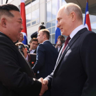 Vladimir Putin (d) saluda al líder norcoreano Kim Jong-un durante una visita al cosmódromo de Vostochny. VLADIMIR SMIRNOV/SPUTNIK/KREMLIN