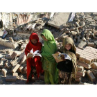 Esta es una imagen del año 2011. Tres niñas recogen libros entre los escombros de un colegio público de niñas en Bara (Pakistán) cerca de la frontera con Afganistán. Los talibanes fueron los atacantes que bombardearon este colegio así como muchos otros.