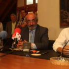 Santos Llamas, anunciando su candidatura el pasado 1 de julio, arropado por los consejeros del PSOE