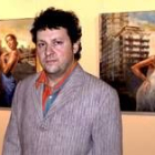 El artista Martin Riwnyj posa junto a dos de sus obras