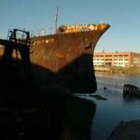 Vista de buques en estado de abandono sobre el Riachuelo, en el barrio de La Boca