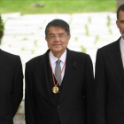 Sergio Ramírez, junto al rey Felipe (derecha) y el presidente del Gobierno, Mariano Rajoy, en Alcalá de Henares