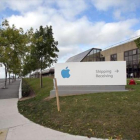 Un hombre pasea junto a la sede de la multinacional estadounidense Apple en Cork, en el sur de Irlanda.