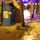 El agua que salía de la tubería averiada se embalsó en la calle y llegó a inundar garajes y sótanos de la calle Juan XXIII, en la zona del Ejido.