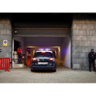 Llegada al Palacio de Justicia de Navarra del coche de la Policía donde se traslada a uno de los cinco sevillanos acusados de una supuesta violación de una joven de 18 años en los sanfermines del 2016.