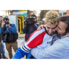 Lucho abraza a su padre tras su salida de la prisión de Burgos en marzo, donde estaba en prisión preventiva. SANTI OTERO