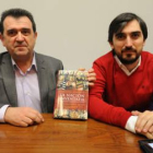 Arsenio Escolar y su hijo Ignacio posan con un ejemplar del libro que presentaron.