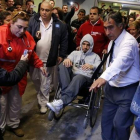 Luis Suárez abandona el hospital en silla de ruedas en medio de una gran expectación tras ser intervenido, este jueves en Montevideo.