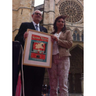 Homenaje a Benito Gómez, del Faisán Dorado, ayer en la Benito Gómez, en la Catedral, junto a la presidenta de la Asociación Provincial de Empresarios de Hostelería y Turismo, Mari Geli Luengo. DL