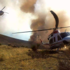 Helicópteros y briggadistas, ayer en Odollo.