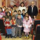 Niños de la escuela de Cabreros, junto a la concejala Esther Provecho y el alcalde, Matías Llorente.