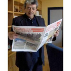 Miguel Martínez lee un ejemplar del periódico que se buzoneará