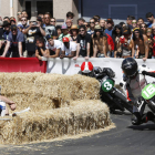 Sergio Fuertes traza una curva en una de las zonas más concurridas del circuito urbano de La Bañeza por delante de Javier Triguero.